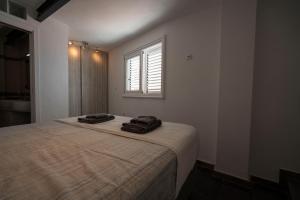 um quarto com uma cama com dois sacos em Beachhouse with amazing terrace next to the ocean em Bocacangrejo