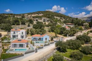 Vue aérienne d'une maison avec une colline en arrière-plan dans l'établissement Summertime Villas, à Argostóli