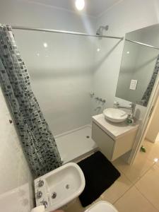Ένα μπάνιο στο Departamento en Boulevard Excelente ubicación