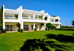 un gran edificio blanco con un gran patio en Royal Monte-Carlo Sharm Resort & SPA, en Sharm El Sheikh