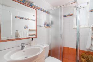 Koupelna v ubytování Venthos Apartments + 37 fotografií