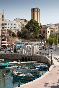 un grupo de barcos están atracados en un puerto en La Bella Guesthouse, en San Julián