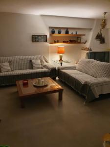 sala de estar con sofá y mesa de centro en POROS Summer Apartment - Neorio, en Poros