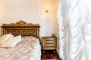 um quarto com uma cama e uma mesa de cabeceira com uma colcha branca em B&Boutique Lamezia Terme em Lamezia Terme