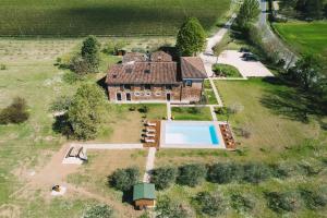 伊莫拉Podere Selvatici的享有带游泳池的大房子的空中景致