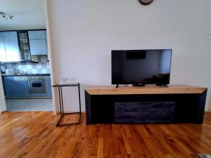 a living room with a flat screen tv on a table at Apartman Peregrinus in Korenica