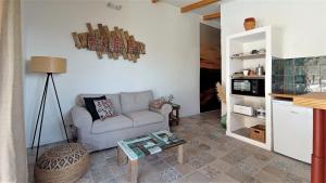 - un salon avec un canapé et une table dans l'établissement Casa Maliyaa, à Almáchar