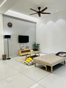- un salon avec un ventilateur de plafond et un canapé dans l'établissement Inn Homestay 1st Floor Unit, à Teluk Intan