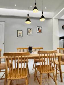 テロック・インタンにあるInn Homestay 1st Floor Unitの木製のテーブルと椅子のあるダイニングルーム