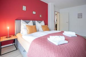 een slaapkamer met een groot bed en 2 handdoeken bij Golden Design Zentral Office Kitchen Garage in Duisburg