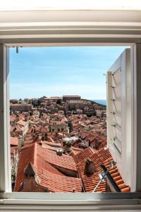 Nespecifikovaný výhled na destinaci Dubrovník nebo výhled na město při pohledu z penzionu