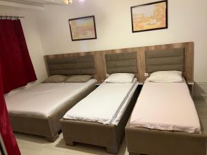 Tempat tidur dalam kamar di Urban Apartments
