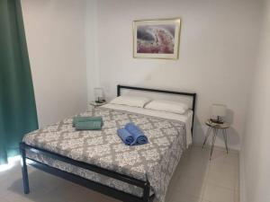 Un pat sau paturi într-o cameră la Hibiscus Green Appartments 1