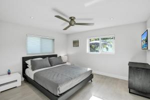 Schlafzimmer mit einem Bett und einem Deckenventilator in der Unterkunft Your private oasis just off Wilton Drive in Fort Lauderdale