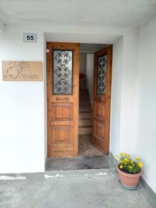 una puerta de una casa con una maceta delante de ella en BeB Le Masere, en Castel dellʼAlpi