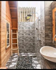 uma casa de banho com um chuveiro, um lavatório e uma escada. em Umah lumbung bedugul em Bedugul