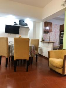 - une salle à manger avec une table et des chaises dans l'établissement King & Queen, à Buenos Aires