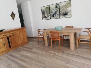 ラ・セーヌ・シュル・メールにあるVilla les Lys 2のダイニングルーム(木製テーブル、椅子付)