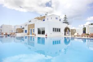 Bazén v ubytování Naxos Holidays nebo v jeho okolí