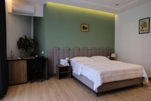 1 dormitorio con 1 cama grande y escritorio en Hotel Blini, en Shkodër