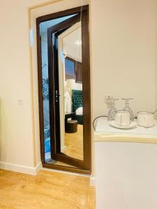 um espelho sentado num balcão num quarto em happy home em Borjomi