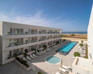 una imagen de un hotel con piscina y océano en Apartamentos Turísticos Gran Sol en Zahara de los Atunes