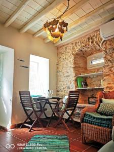 Un comedor con una mesa y sillas y una lámpara de araña. en Καλυψώ στην Ερμούπολη, en Ermoupoli