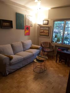 ein Wohnzimmer mit einem Sofa und einem Tisch in der Unterkunft Apartamento a 15 minutos del centro in Madrid