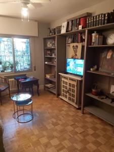 a living room with a television and a table at Apartamento a 15 minutos del centro in Madrid