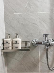 baño con 2 rollos de papel higiénico en un estante en Swiss Hotel Catba, en Cat Ba
