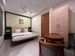 Ένα ή περισσότερα κρεβάτια σε δωμάτιο στο CMK GULMOHAR SUITS