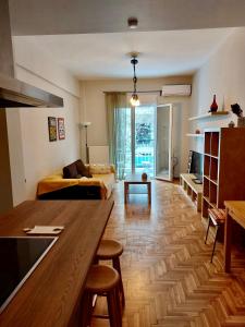 Christina-Anna Athens City Center walking distance to everywhere and Acropolis, in One of the most Favorable Locations by National Gardens and Zoo, Hellenic Parliament in Syntagma and Stylish Exquisite Kolonaki Cozy Renovated Apartment في أثينا: غرفة معيشة مع أريكة وطاولة +44 صورة