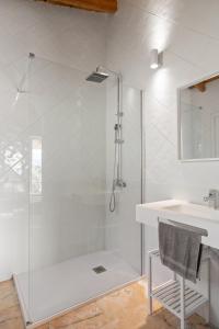 een witte badkamer met een douche en een wastafel bij Paradise in Andalusia in Tolox