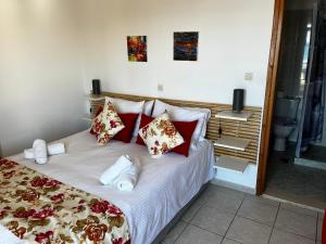 アギア・マリーナ・ネア・キドニアスにあるMichael Apartmentsのベッドルーム1室(大型ベッド1台、赤い枕付)