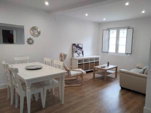 jadalnia i salon z białym stołem i krzesłami w obiekcie Cómodo apartamento en zona antigua dos w mieście Pontevedra +7 zdjęć