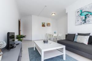 - un salon avec un canapé et une table dans l'établissement Apartamento MANTAMAR by ALGARVEMANTA, à Manta Rota