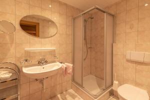 Kopalnica v nastanitvi Hotel Garni Apart TINA
