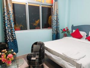 Schlafzimmer mit einem Bett und einem Fenster in der Unterkunft Winnie's Lodge in Shillong