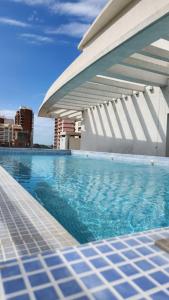 una piscina en la parte superior de un edificio en Departamento Pinamar Centro Status Tower en Pinamar