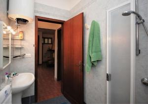 リニャーノ・サッビアドーロにあるVillaggio Azaleaのバスルーム(洗面台、トイレ、ドア付)