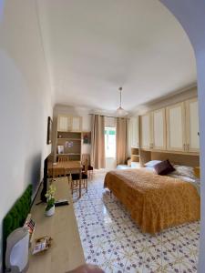 een slaapkamer met een bed, een bureau en een tafel bij Central Studio Capri in Capri