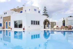 Bazén v ubytování Naxos Holidays nebo v jeho okolí