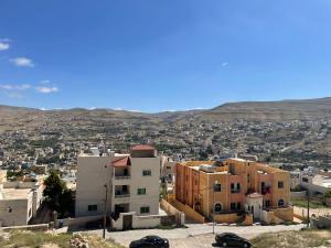 vistas a una ciudad con montañas en el fondo en Al-Daar en ‘Ayn Amūn