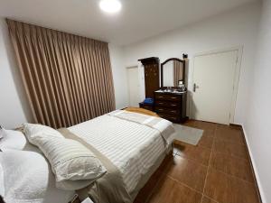 1 dormitorio con cama, tocador y espejo en Al-Daar en ‘Ayn Amūn