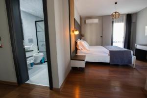 Säng eller sängar i ett rum på Rodis Hotel