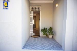 un pasillo con una puerta y una maceta en AirTulla en Puerto Elizabeth