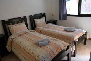 two beds sitting next to each other in a bedroom at Casa Picaflor UY in Jaureguiberry