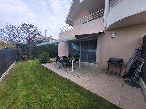 eine Terrasse mit Stühlen und einem Tisch im Hof in der Unterkunft Appart Thonon-Corzent in Anthy