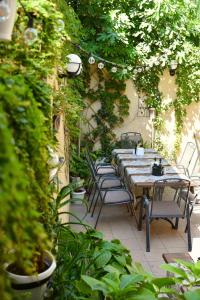 um pátio com uma mesa, cadeiras e plantas em Family Hotel Apolonia em Sozopol