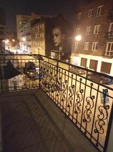 - Balcón con vistas por la noche en Nice room 2km to old town -150m from Metro Szwedzka en Varsovia